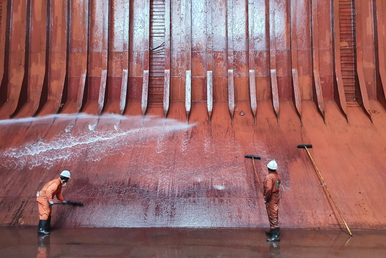 khaleej ships tank cleaning services for marine